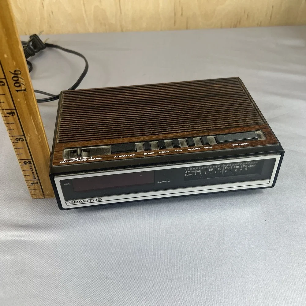 Vintage Spartus AM/FM Alarm Clock Radio Model 0107-61 Tested Working